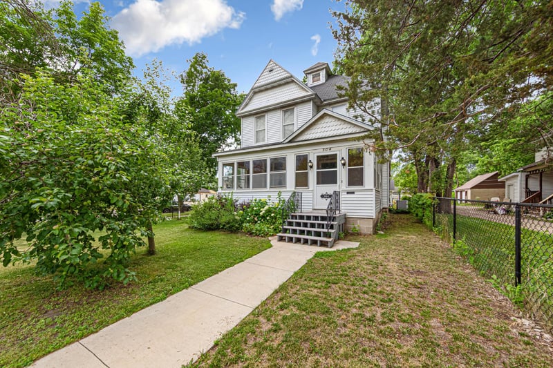 904 Central Ave N, Faribault, MN 55021