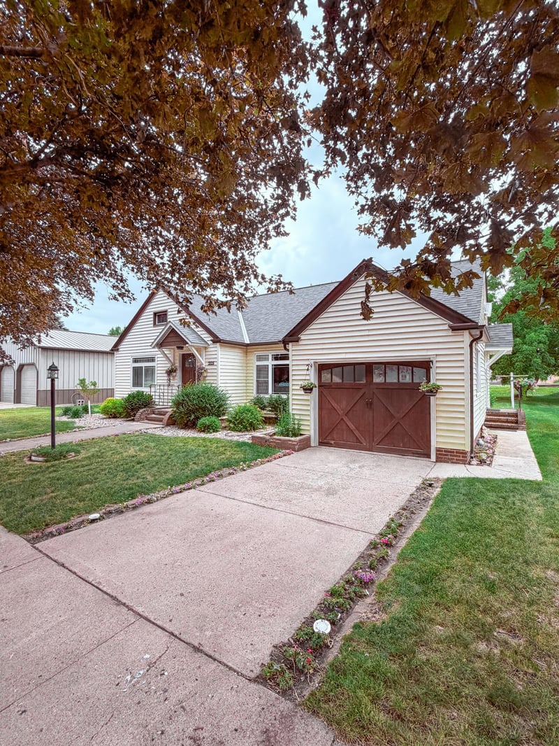 205 Ash St S, Comfrey, MN 56019