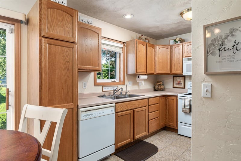 808 Cedar Dr #B, La Crescent, MN 55947