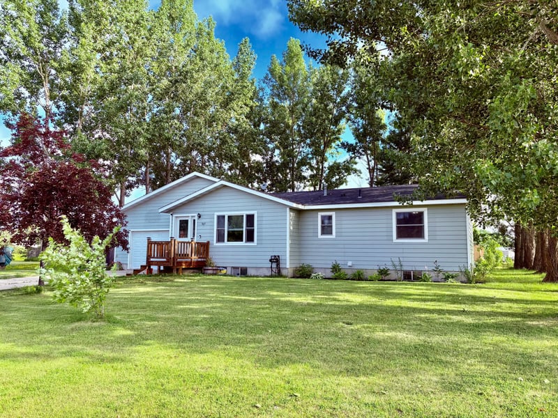 305 Lincoln Ct SW, Warroad, MN 56763
