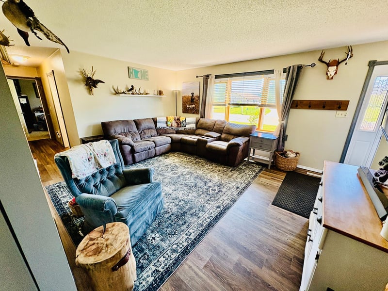 305 Lincoln Ct SW, Warroad, MN 56763