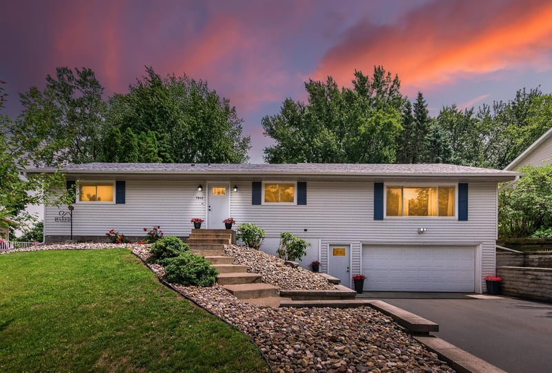 7844 Conroy Way, Inver Grove Heights, MN 55076