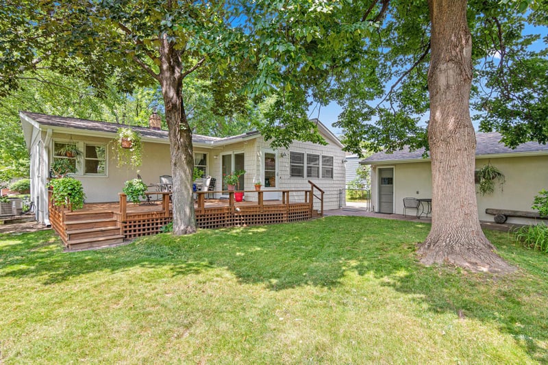 2570 Avon St N, Roseville, MN 55113