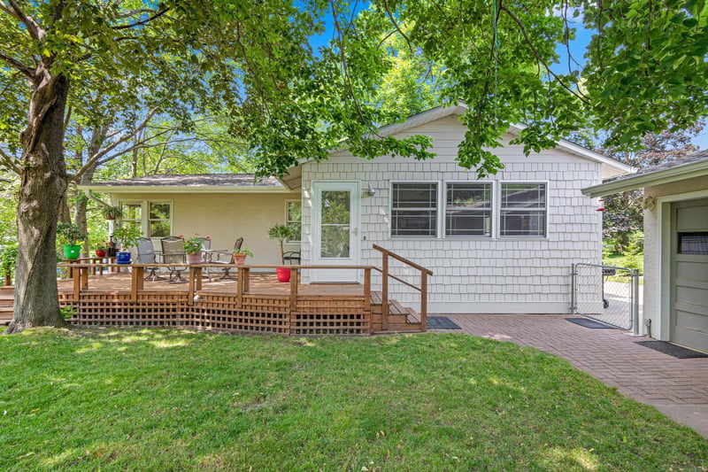 2570 Avon St N, Roseville, MN 55113