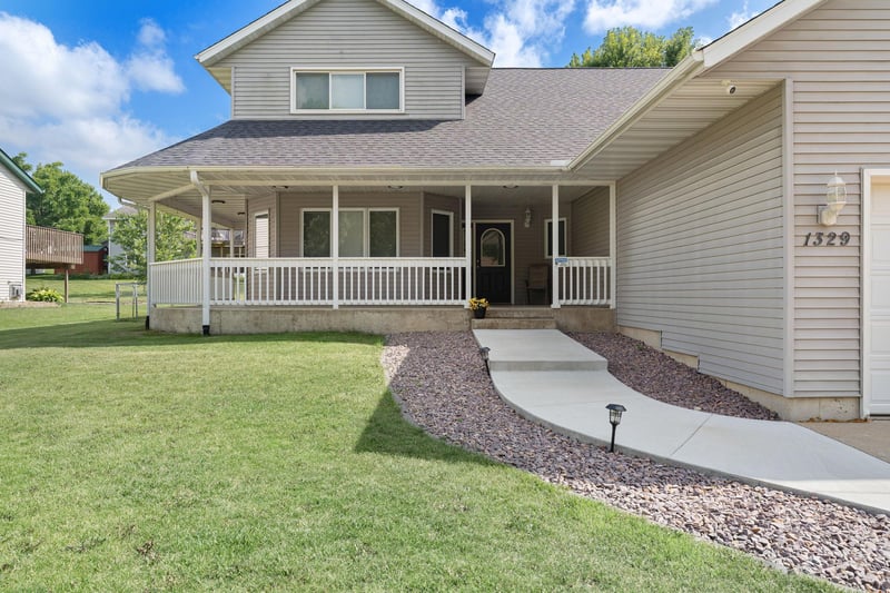 1329 Springwood Ln, Faribault, MN 55021