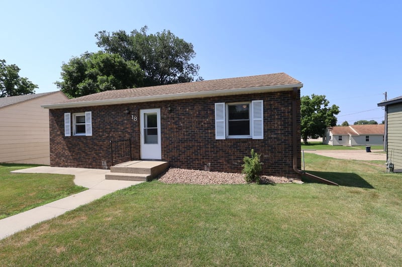 18 S Oregon Ave, Morris, MN 56267