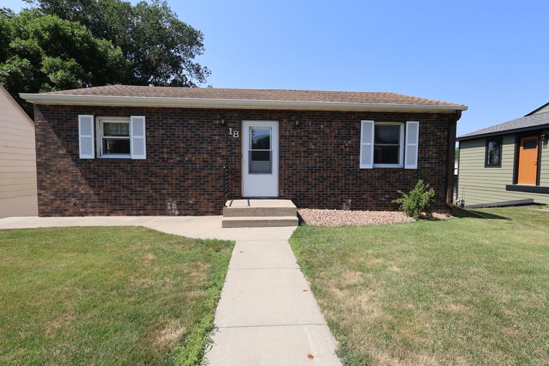 18 S Oregon Ave, Morris, MN 56267