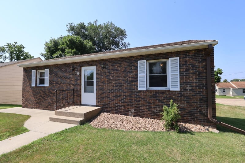 18 S Oregon Ave, Morris, MN 56267