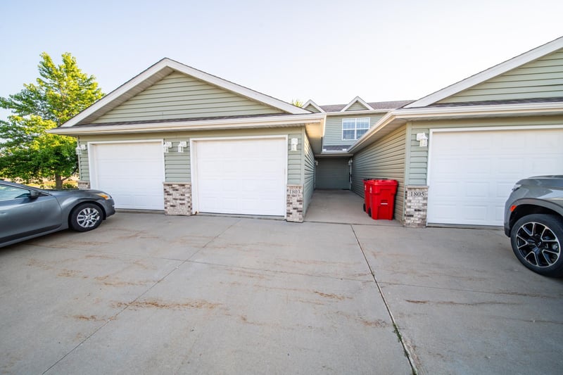 1803 Daniel Ln, Stewartville, MN 55976