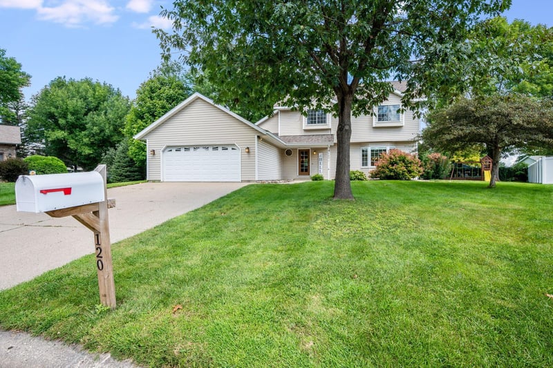 120 Chaucer Ct, Mankato, MN 56001