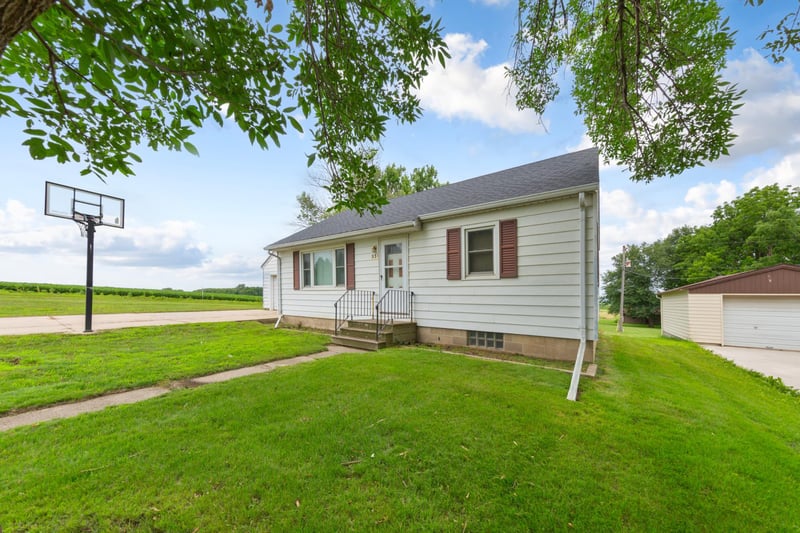 531 1st St SW, New Richland, MN 56072