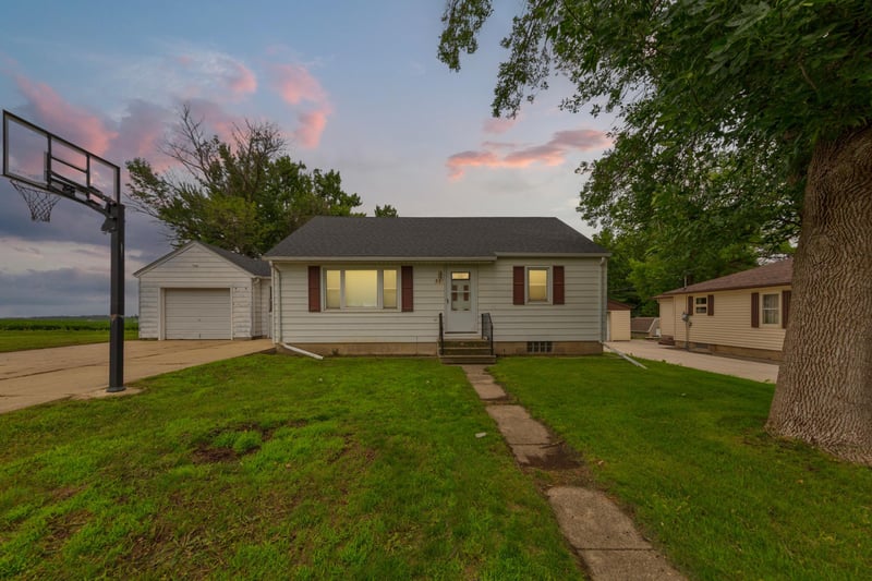 531 1st St SW, New Richland, MN 56072