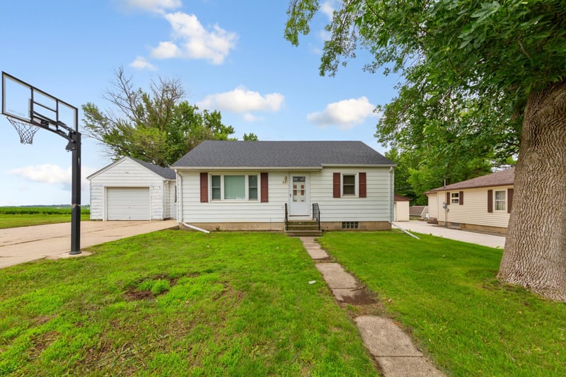 531 1st St SW, New Richland, MN 56072