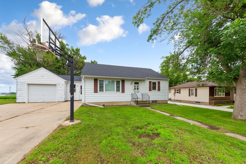 531 1st St SW, New Richland, MN 56072