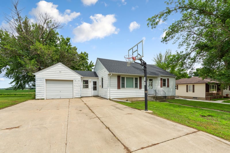 531 1st St SW, New Richland, MN 56072