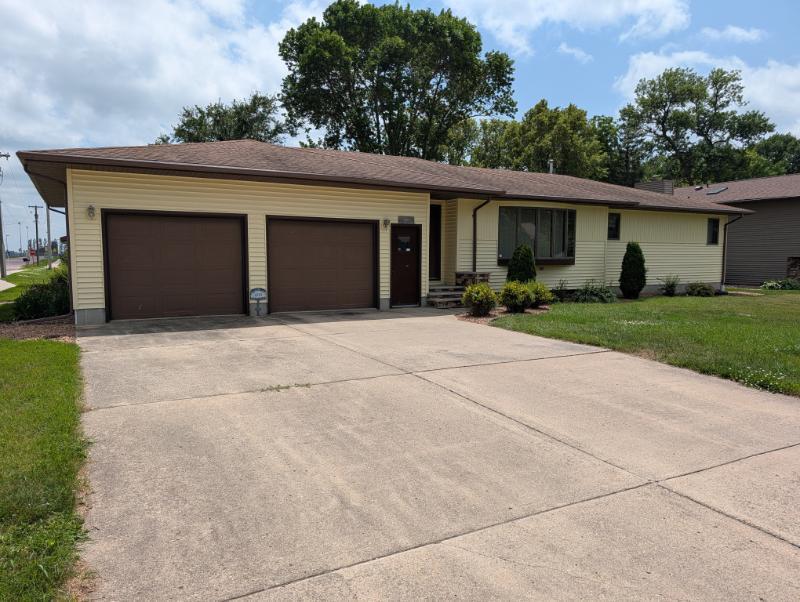 600 8th St SW, Wells, MN 56097