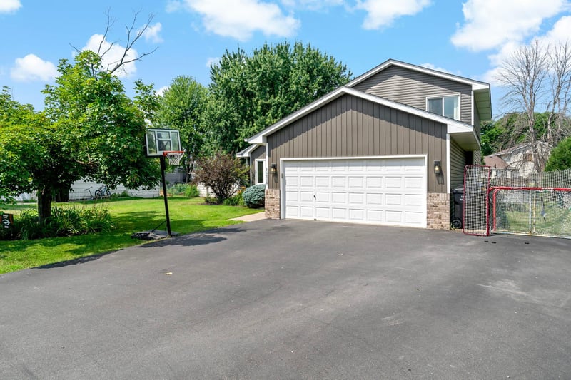 1228 Heritage Dr, Shakopee, MN 55379