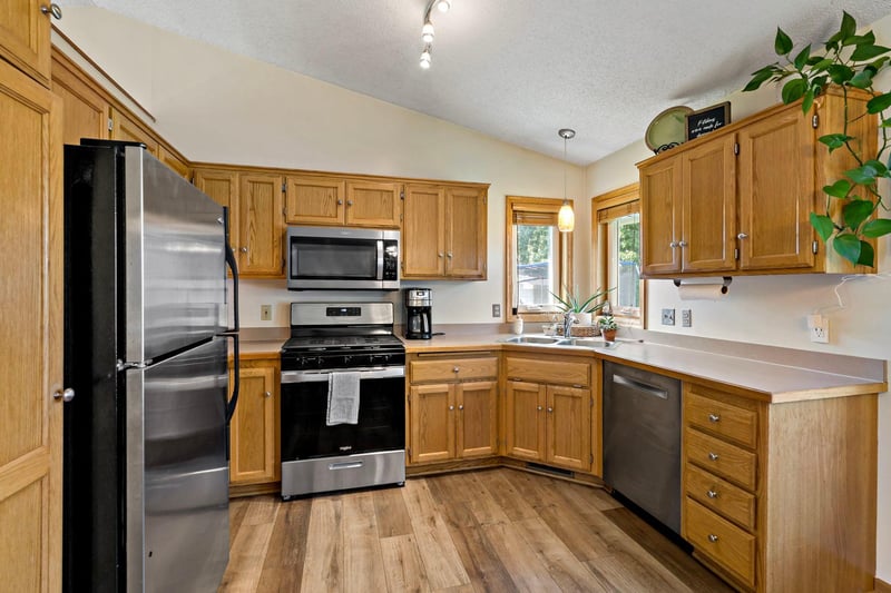 1228 Heritage Dr, Shakopee, MN 55379