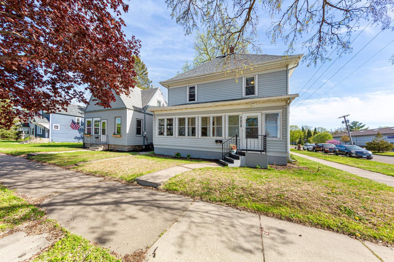 727 2nd St NW, Faribault, MN 55021