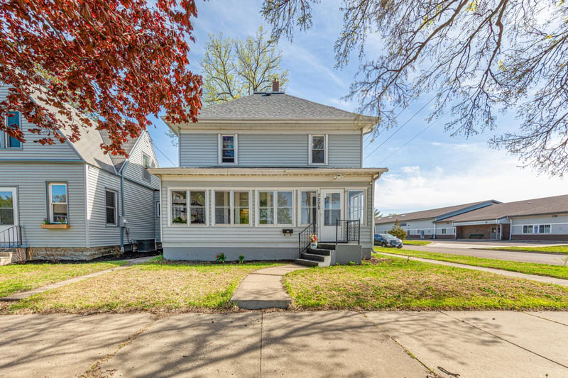 727 2nd St NW, Faribault, MN 55021