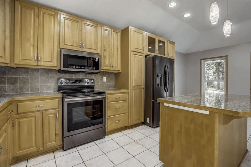 8778 Hawthorne Dr, Eden Prairie, MN 55347
