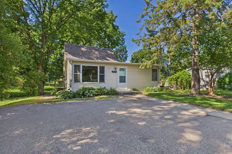 224 W 78th St, Chanhassen, MN 55317