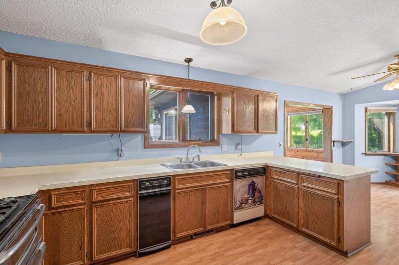 888 Nina Ct, Mendota Heights, MN 55118