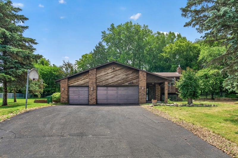 888 Nina Ct, Mendota Heights, MN 55118