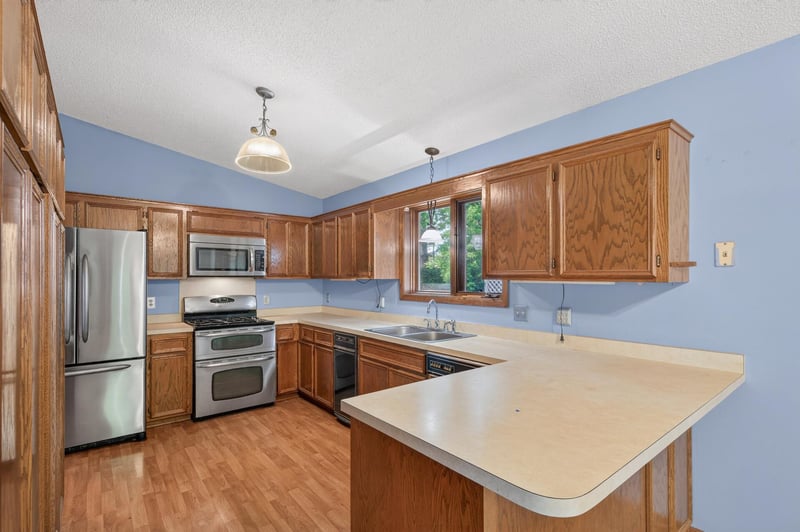 888 Nina Ct, Mendota Heights, MN 55118