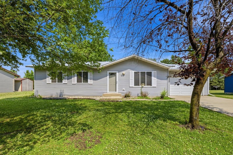 645 School Rd NW, Hutchinson, MN 55350
