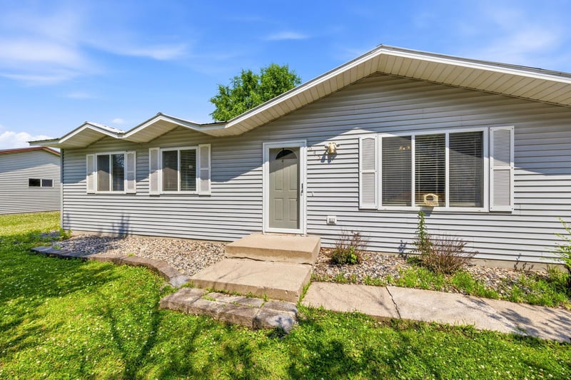 645 School Rd NW, Hutchinson, MN 55350