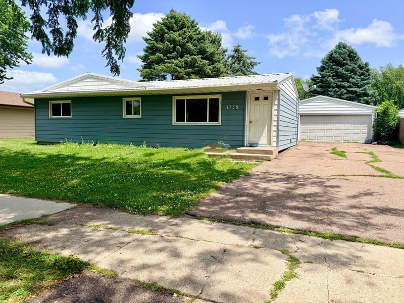 1738 Skyline Dr, Worthington, MN 56187