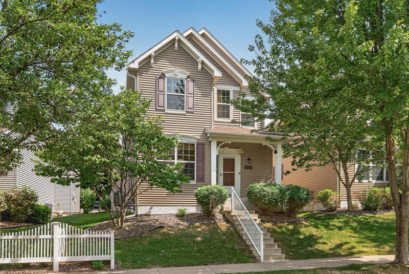 10013 Iris Ln, Eden Prairie, MN 55347
