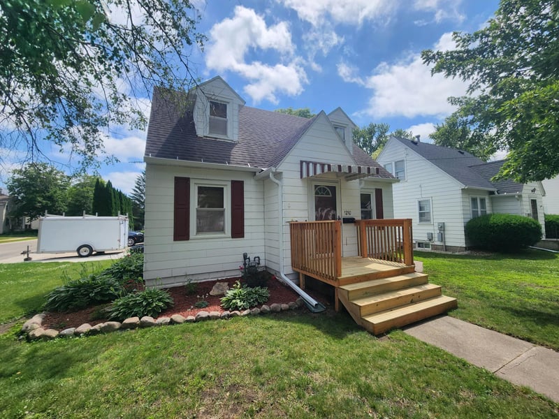 1210 10th St NW, Austin, MN 55912