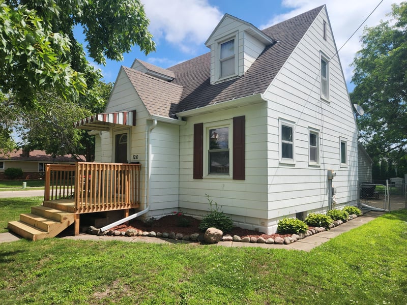1210 10th St NW, Austin, MN 55912