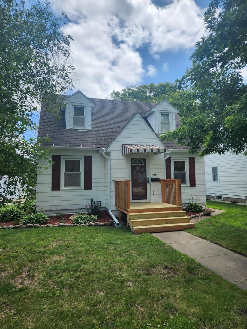 1210 10th St NW, Austin, MN 55912