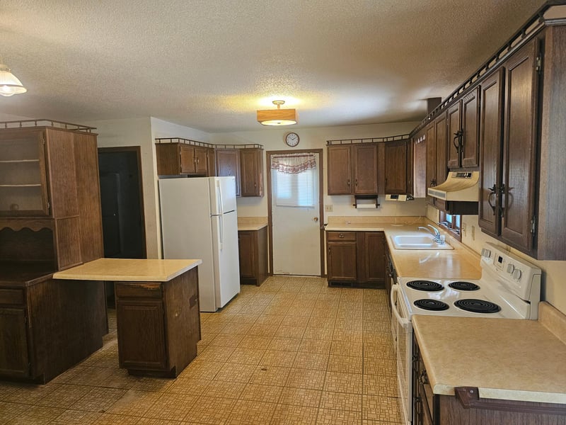 131 E Dineen St, Sanborn, MN 56083