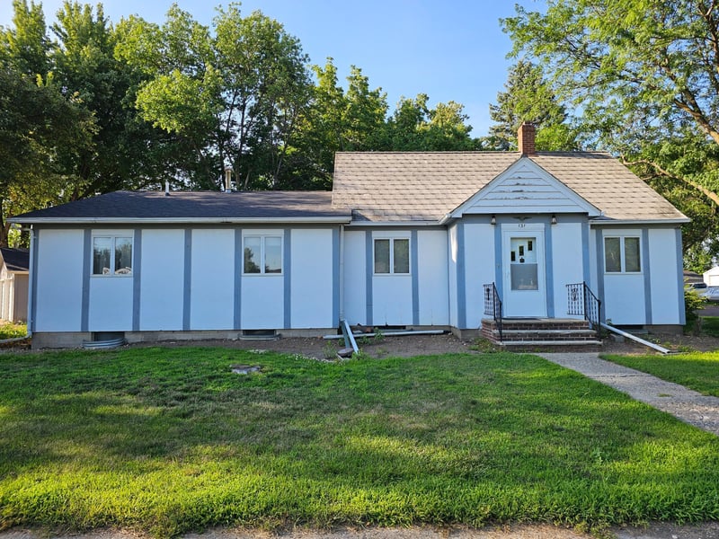 131 E Dineen St, Sanborn, MN 56083