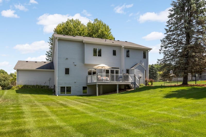 527 Hackmore Dr, Eagan, MN 55123