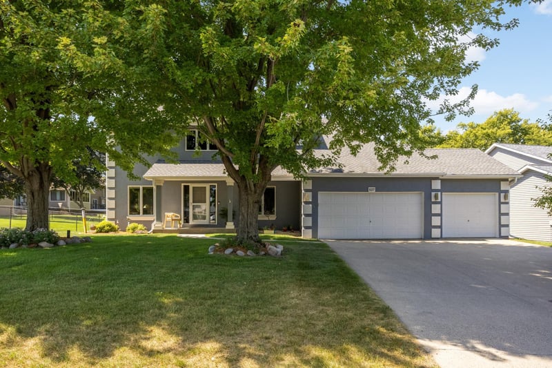 527 Hackmore Dr, Eagan, MN 55123