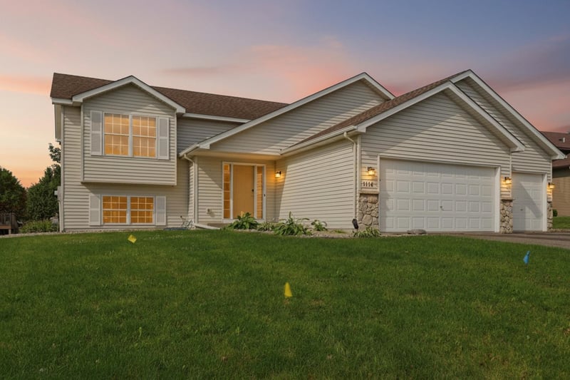 1114 Hidden Creek Blvd, Mayer, MN 55360