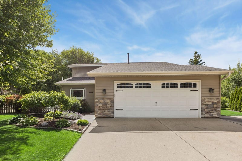 10028 Park Cir, Bloomington, MN 55420