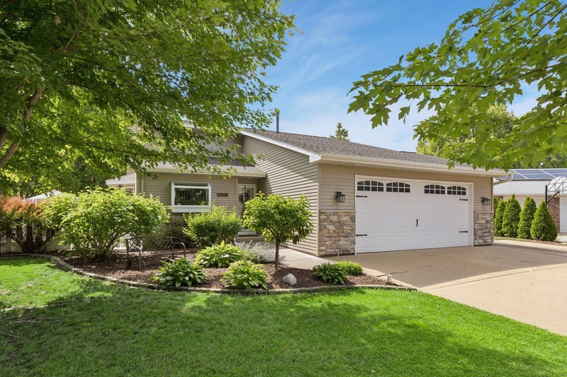 10028 Park Cir, Bloomington, MN 55420