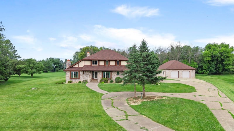 6 Lacosta Dr, Dellwood, MN 55110
