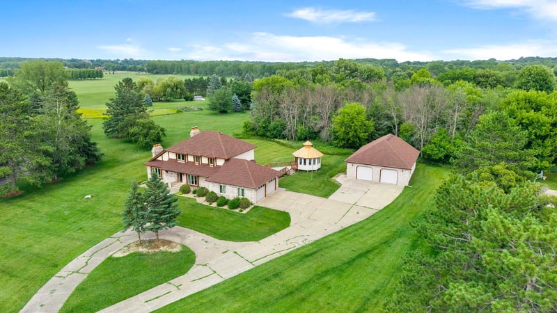 6 Lacosta Dr, Dellwood, MN 55110