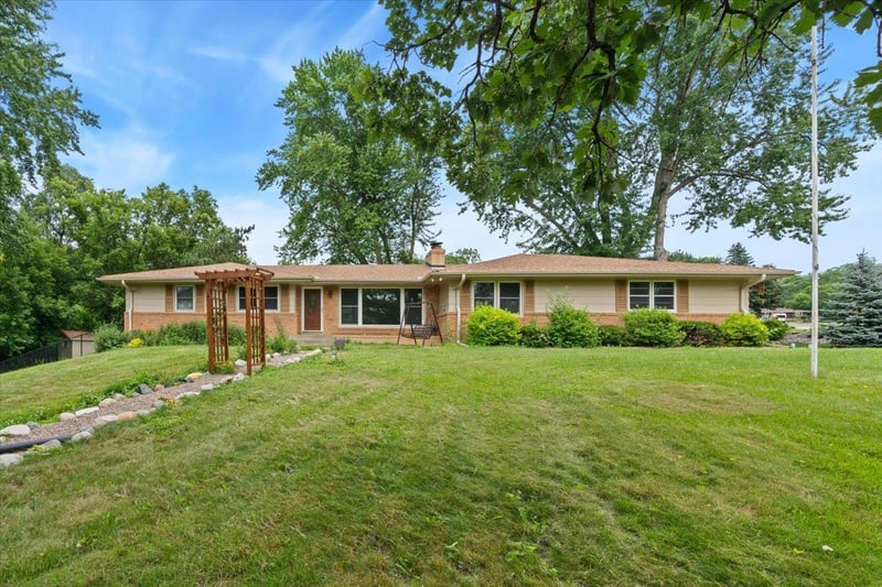 2300 Oakwood Dr, Burnsville, MN 55306