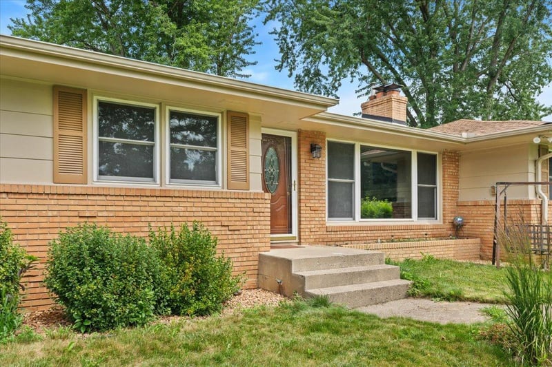 2300 Oakwood Dr, Burnsville, MN 55306