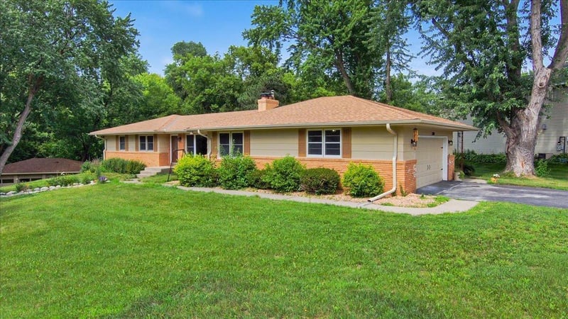 2300 Oakwood Dr, Burnsville, MN 55306