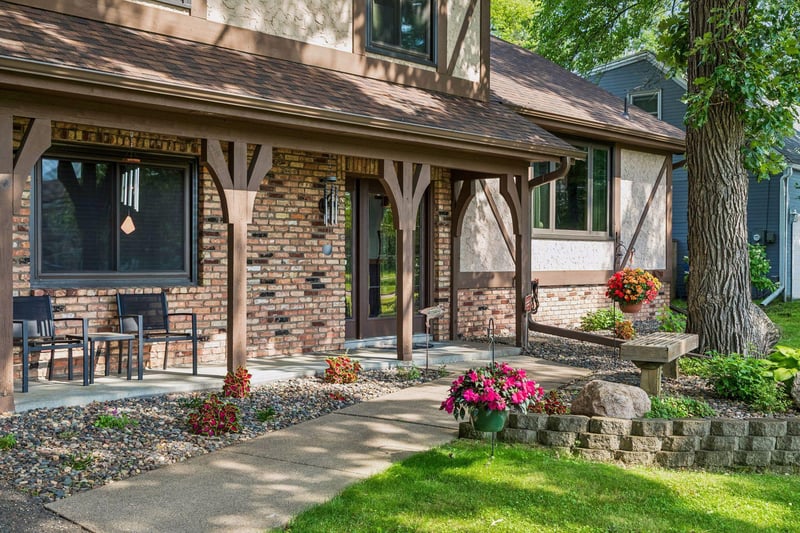 2480 Ariel St N, North Saint Paul, MN 55109