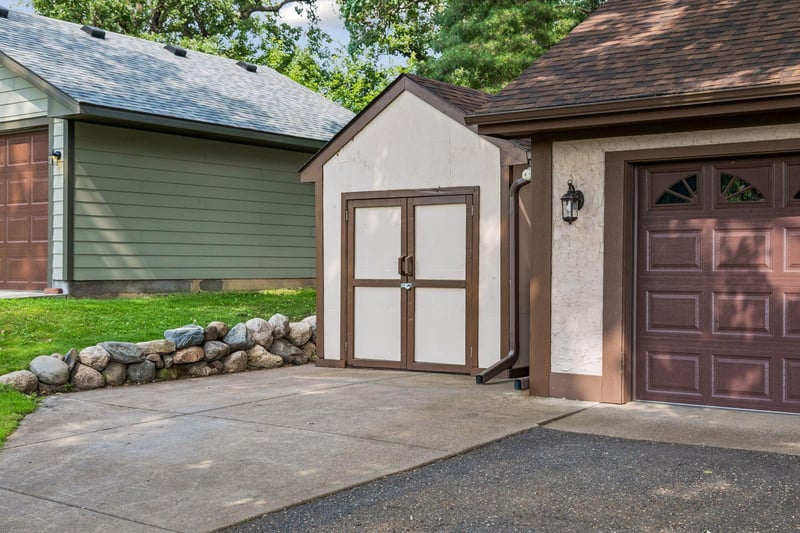 2480 Ariel St N, North Saint Paul, MN 55109